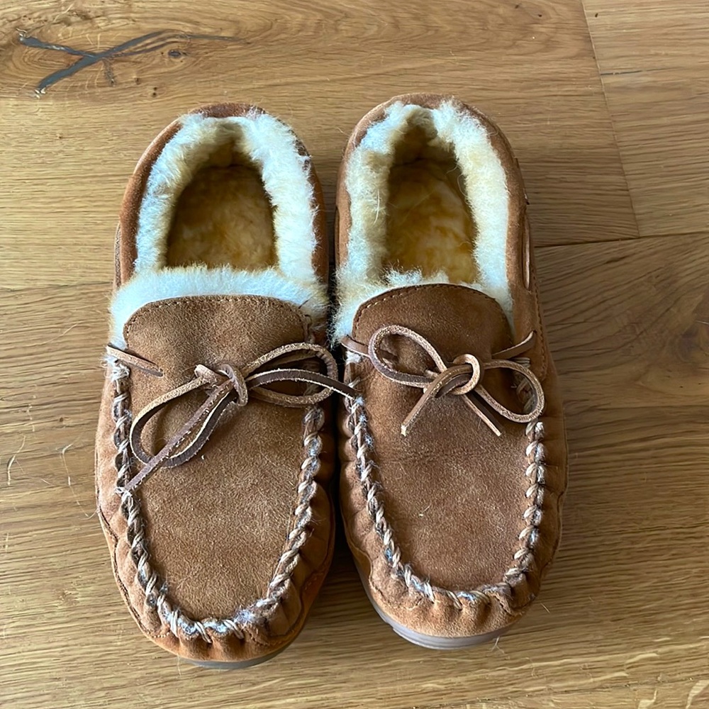 LL Bean women’s lamb wool fuzzy house slipper (Wicked Good Moccasin) size 8
